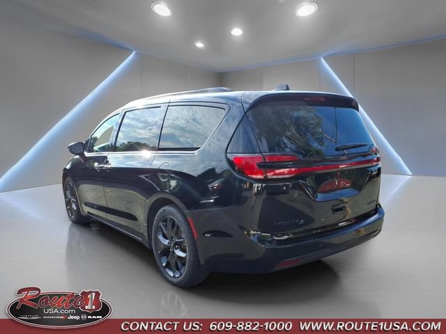 Used 2025 Chrysler Pacifica Limited FWD image 6
