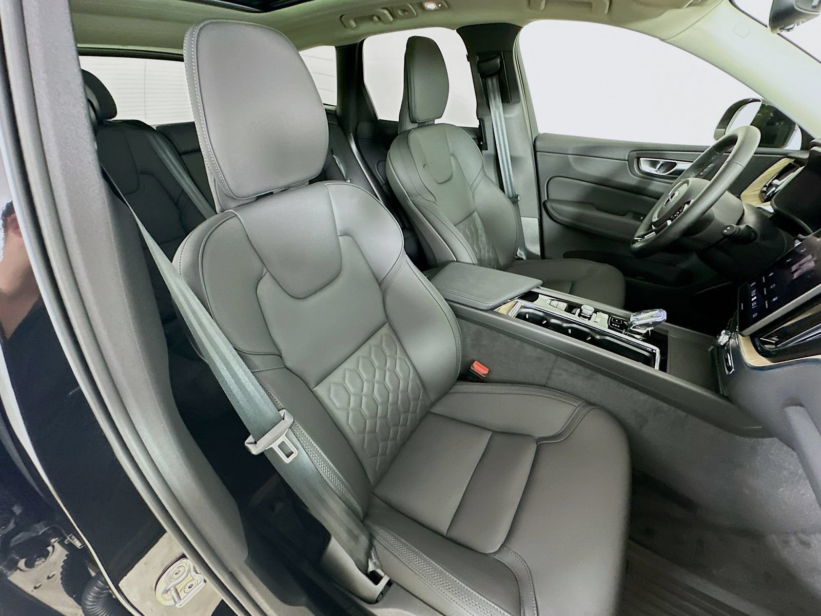 New 2026 Volvo XC60 B5 Plus w/ Protection Package Premier AWD/4WD image 43