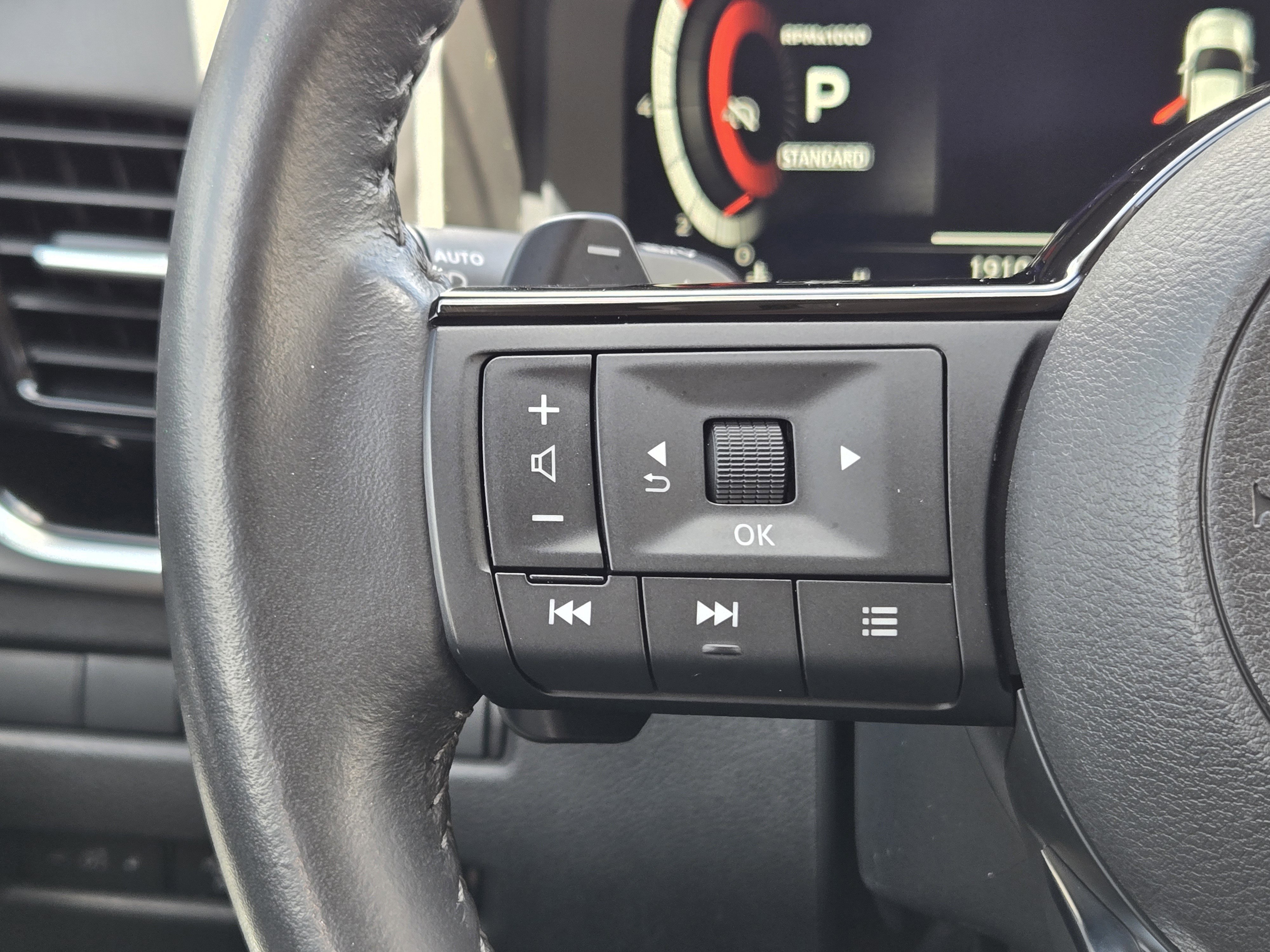 Used 2024 Nissan Rogue SL image 27