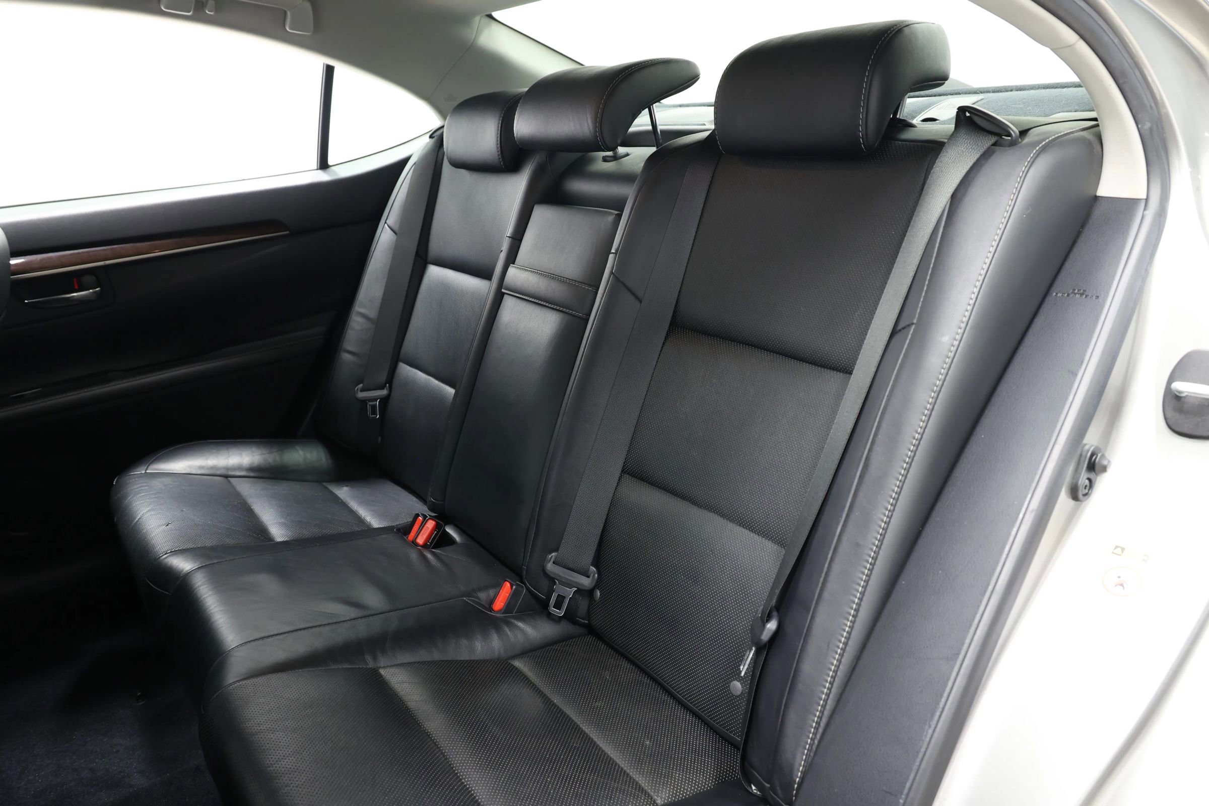 Used 2015 Lexus ES 350 w/ Luxury Package FWD image 3