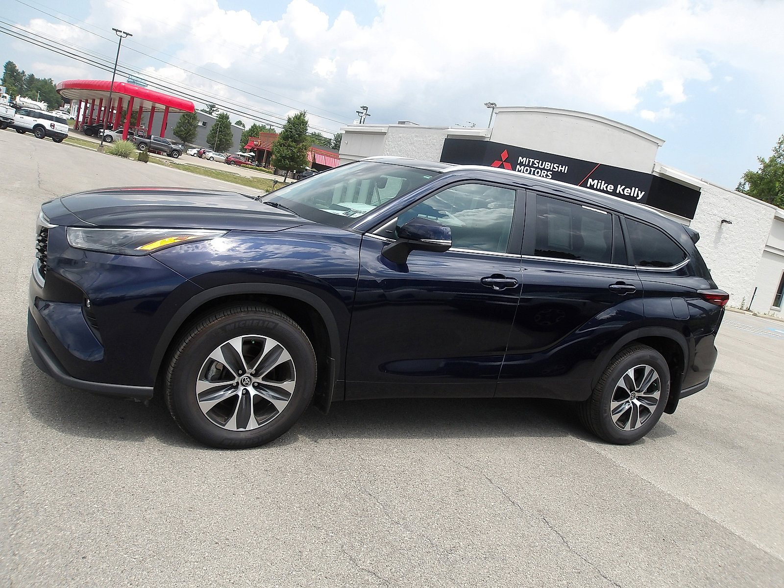 Used 2024 Toyota Highlander AWD image 4