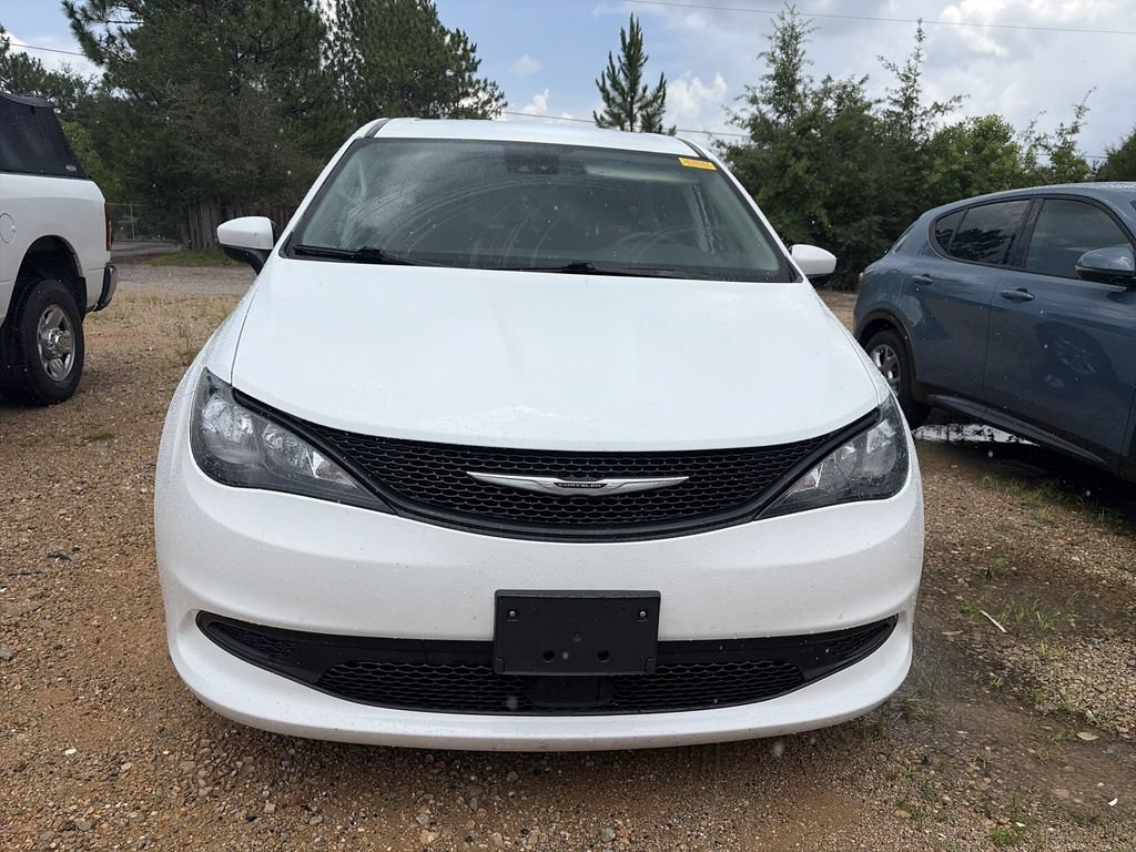 Used 2023 Chrysler Voyager LX FWD image 5