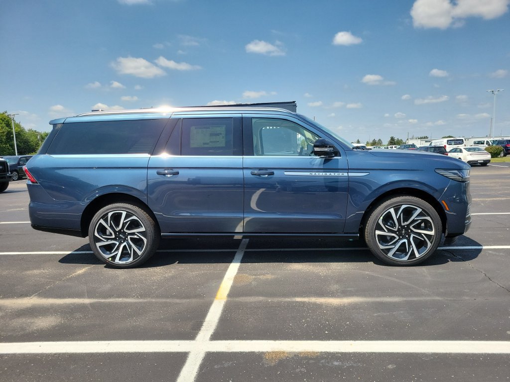 New 2027 Lincoln Navigator L Reserve AWD/4WD image 3