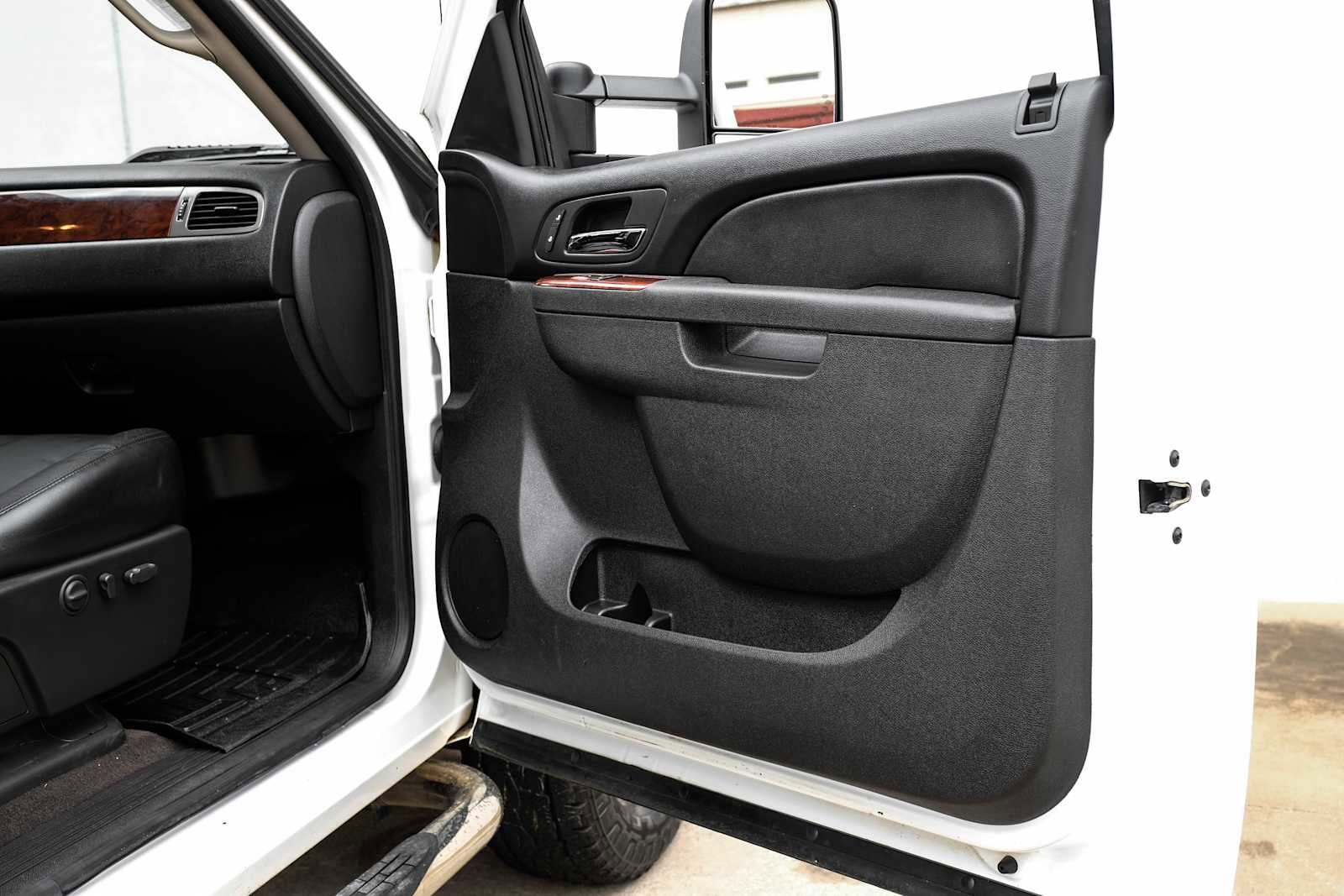 Used 2010 GMC Sierra 3500 SLT w/ SLT Convenience Package image 40