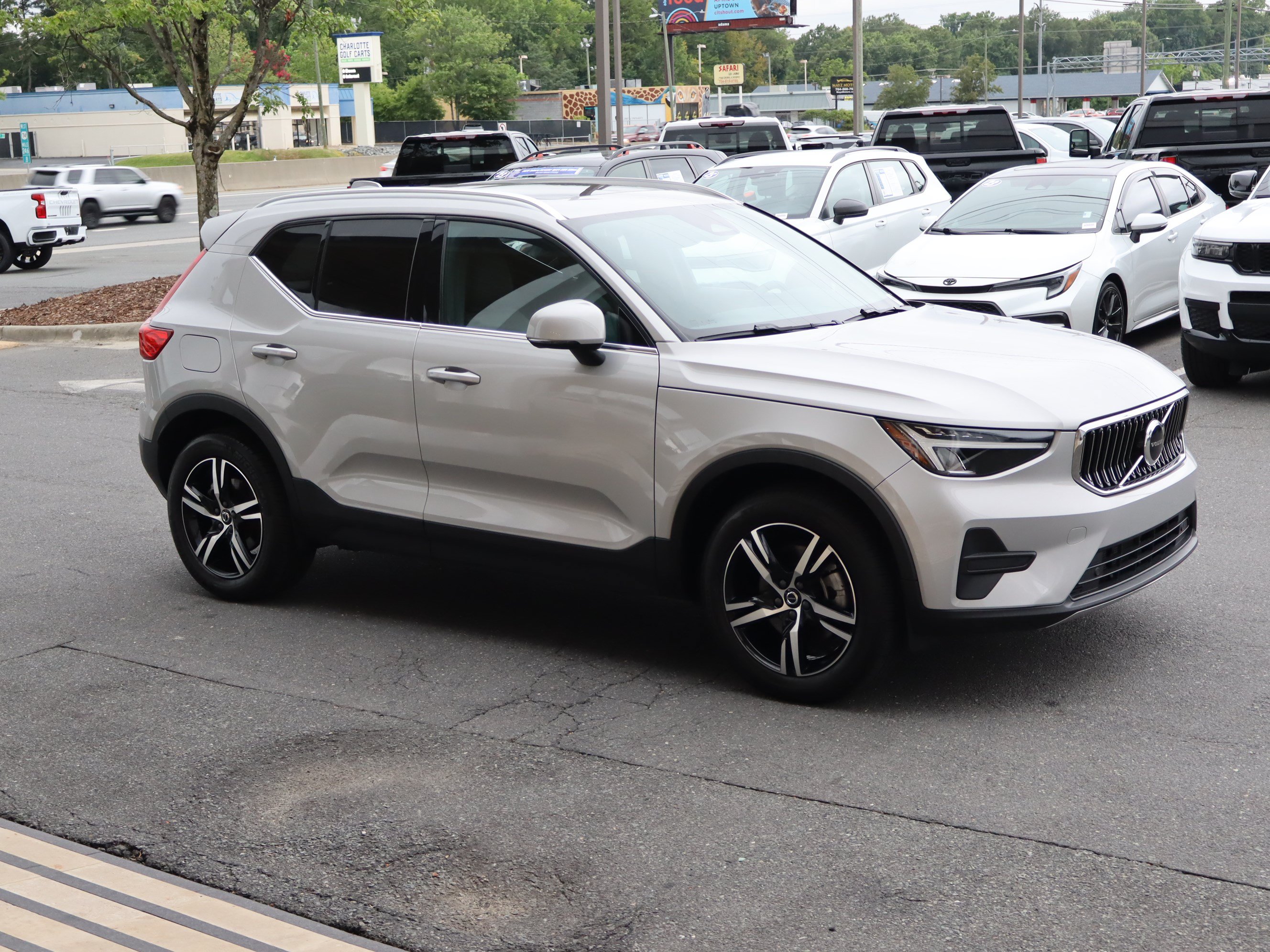 Used 2025 Volvo XC40 B5 Core AWD/4WD video 2