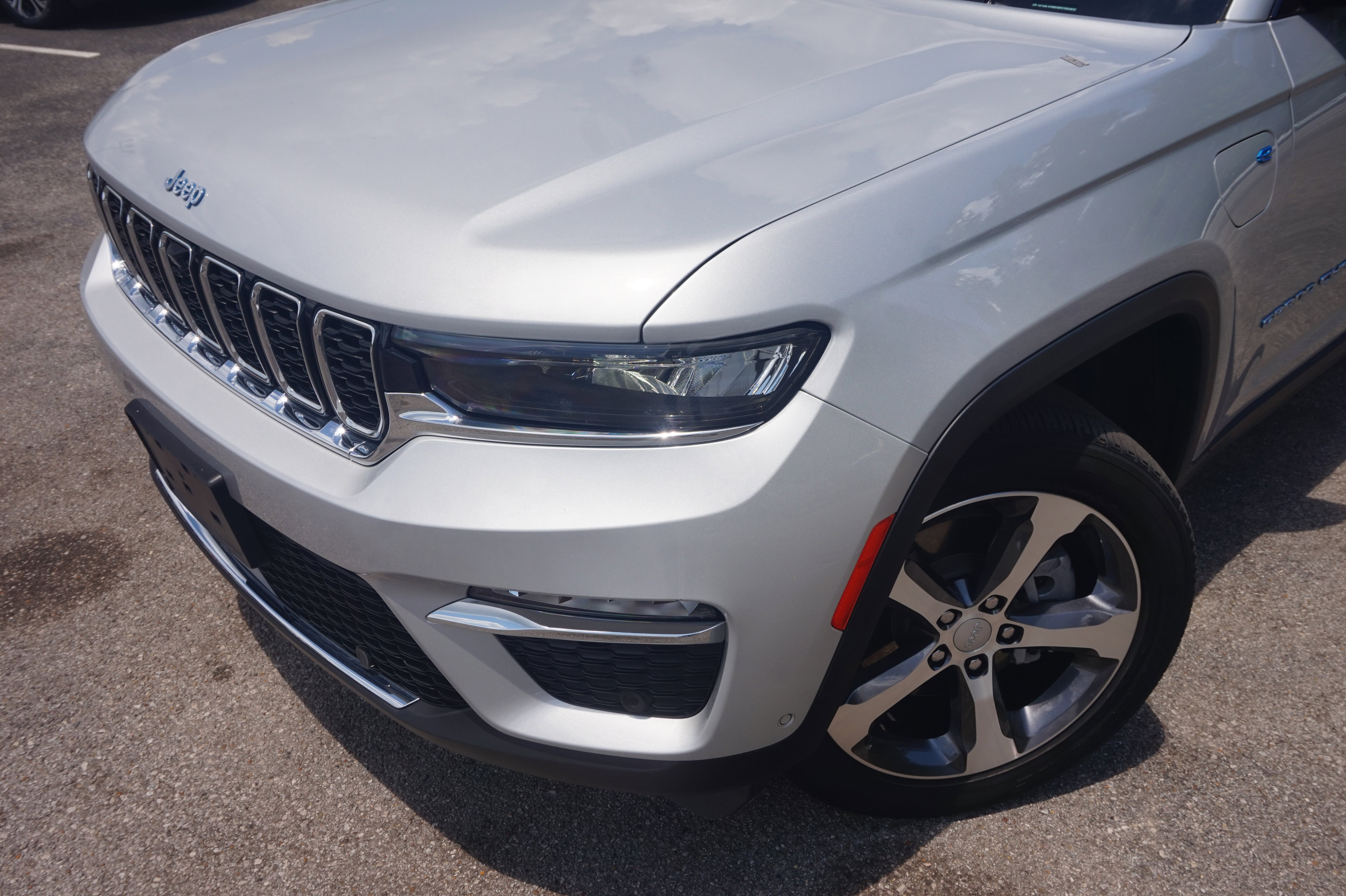 Used 2023 Jeep Grand Cherokee 4WD 4xe w/ Luxury Tech Group II image 13