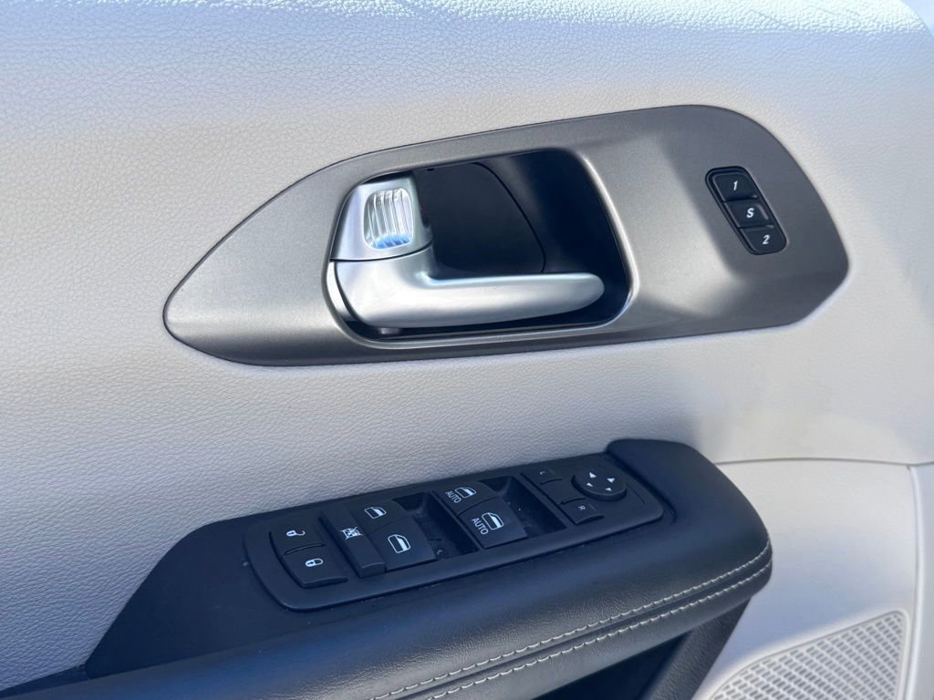 Used 2024 Chrysler Pacifica Touring-L image 10