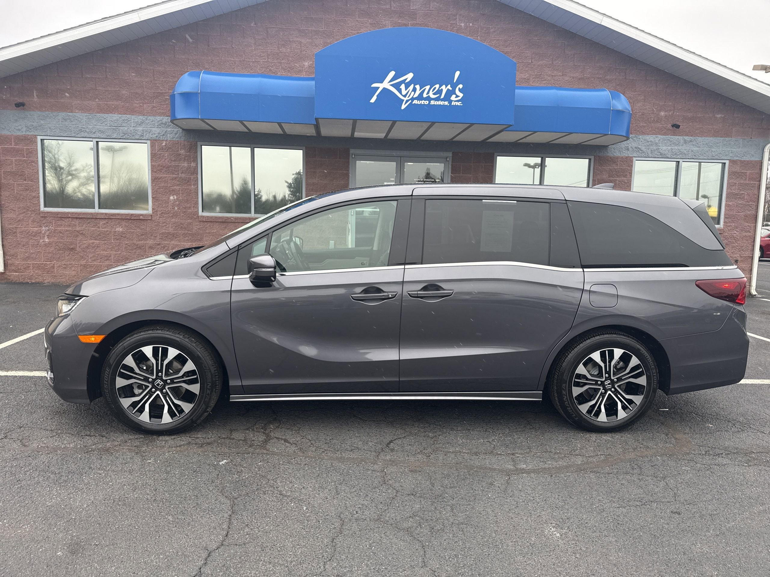 Used 2025 Honda Odyssey Elite image 3