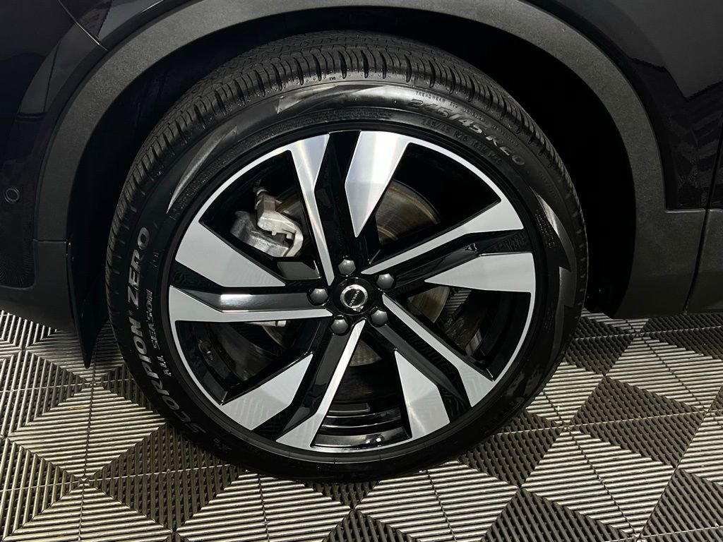 Used 2025 Volvo XC40 B5 Plus image 13
