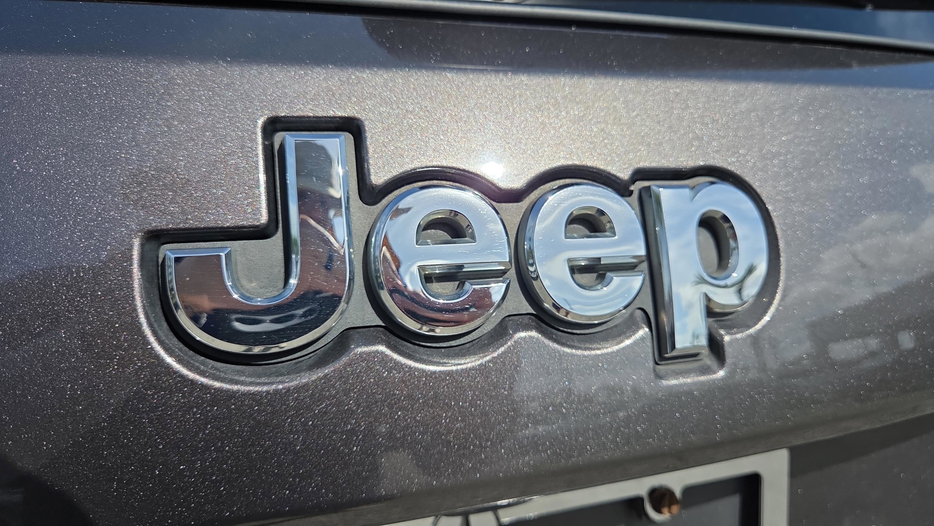 Used 2018 Jeep Grand Cherokee Overland AWD/4WD image 39