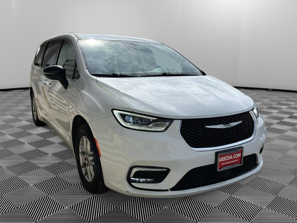 Used 2025 Chrysler Pacifica Select FWD image 3