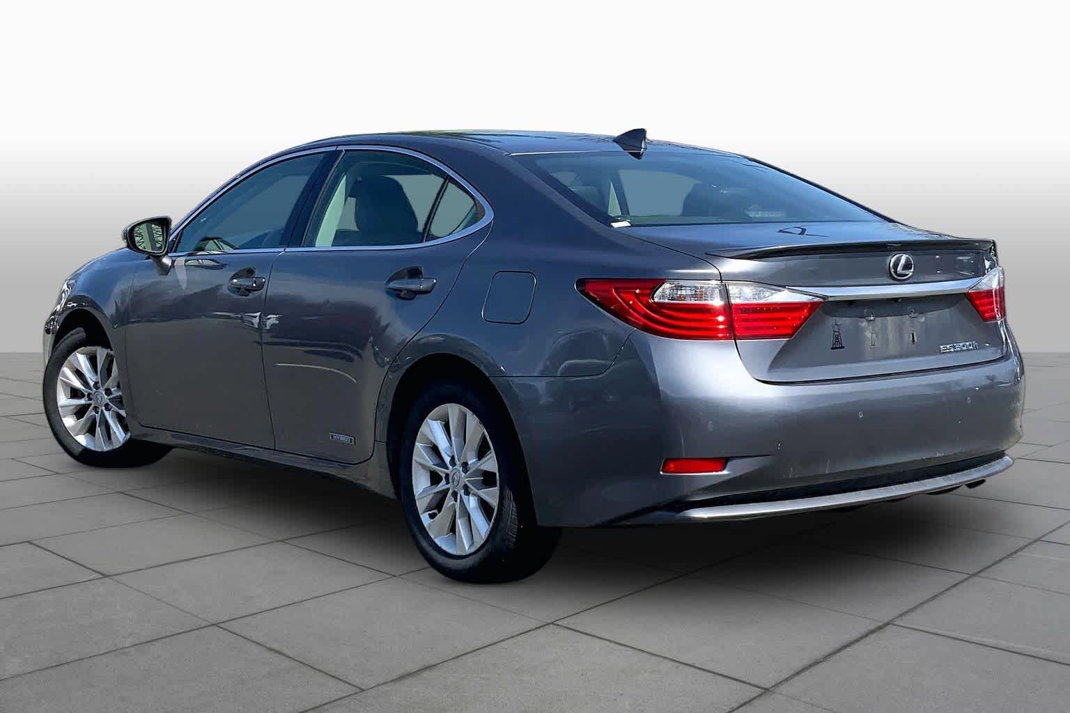 Used 2015 Lexus ES 300h w/ Navigation System Package FWD image 12