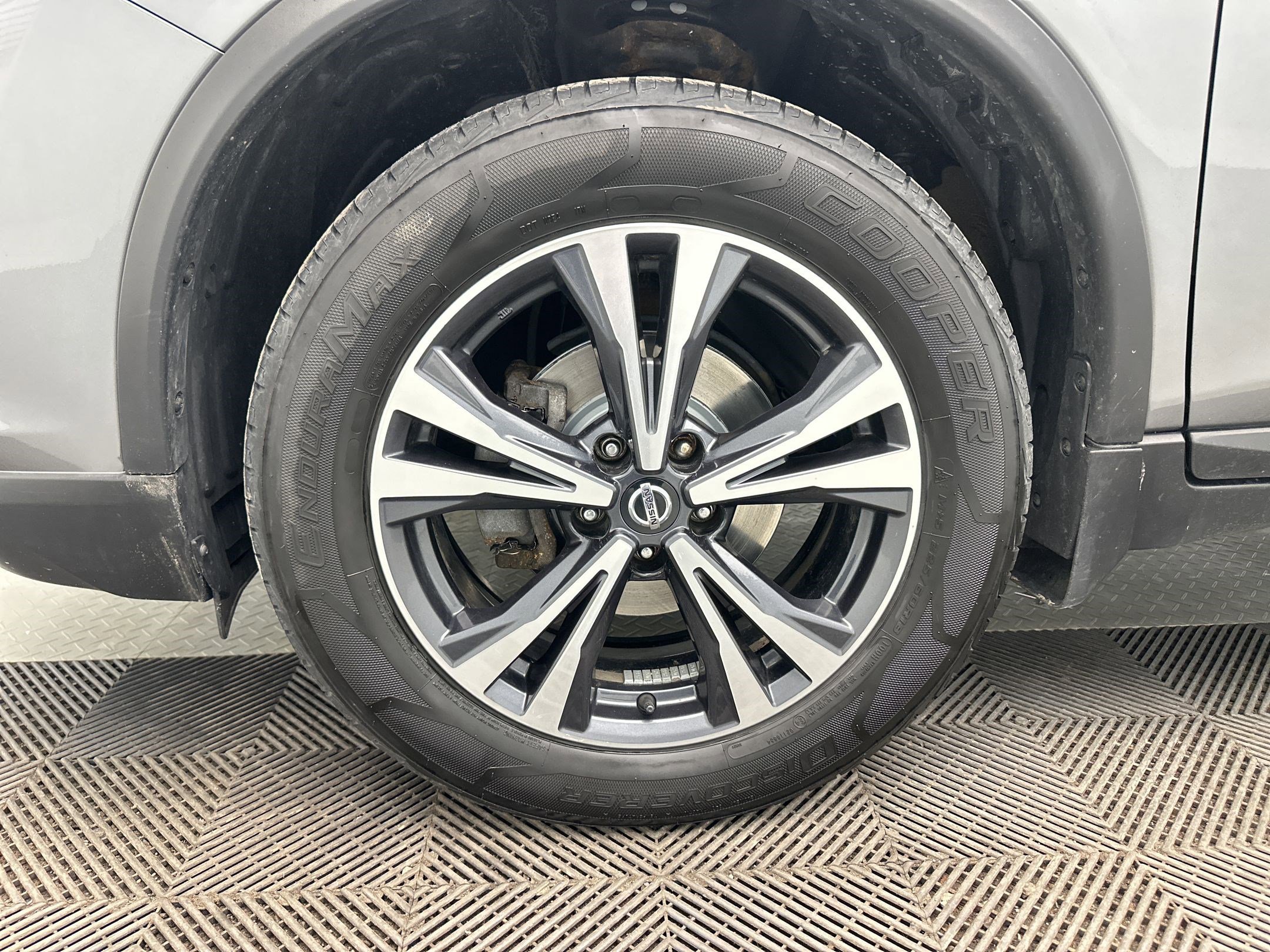 Used 2018 Nissan Rogue SL w/ Premium Package image 11