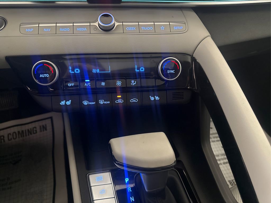 Used 2025 Hyundai Elantra Limited FWD image 36