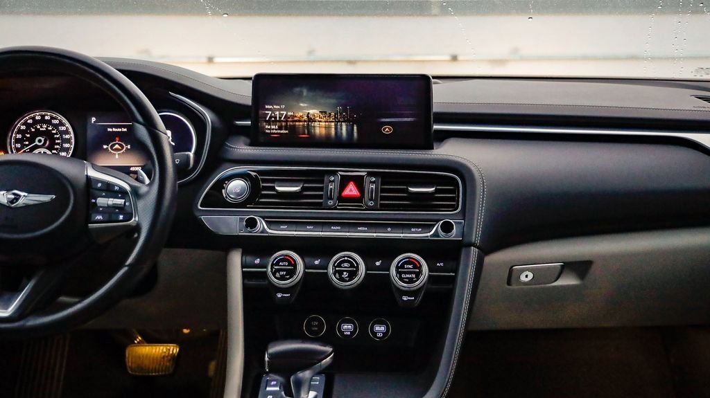 Used 2023 Genesis G70 2.0T image 14