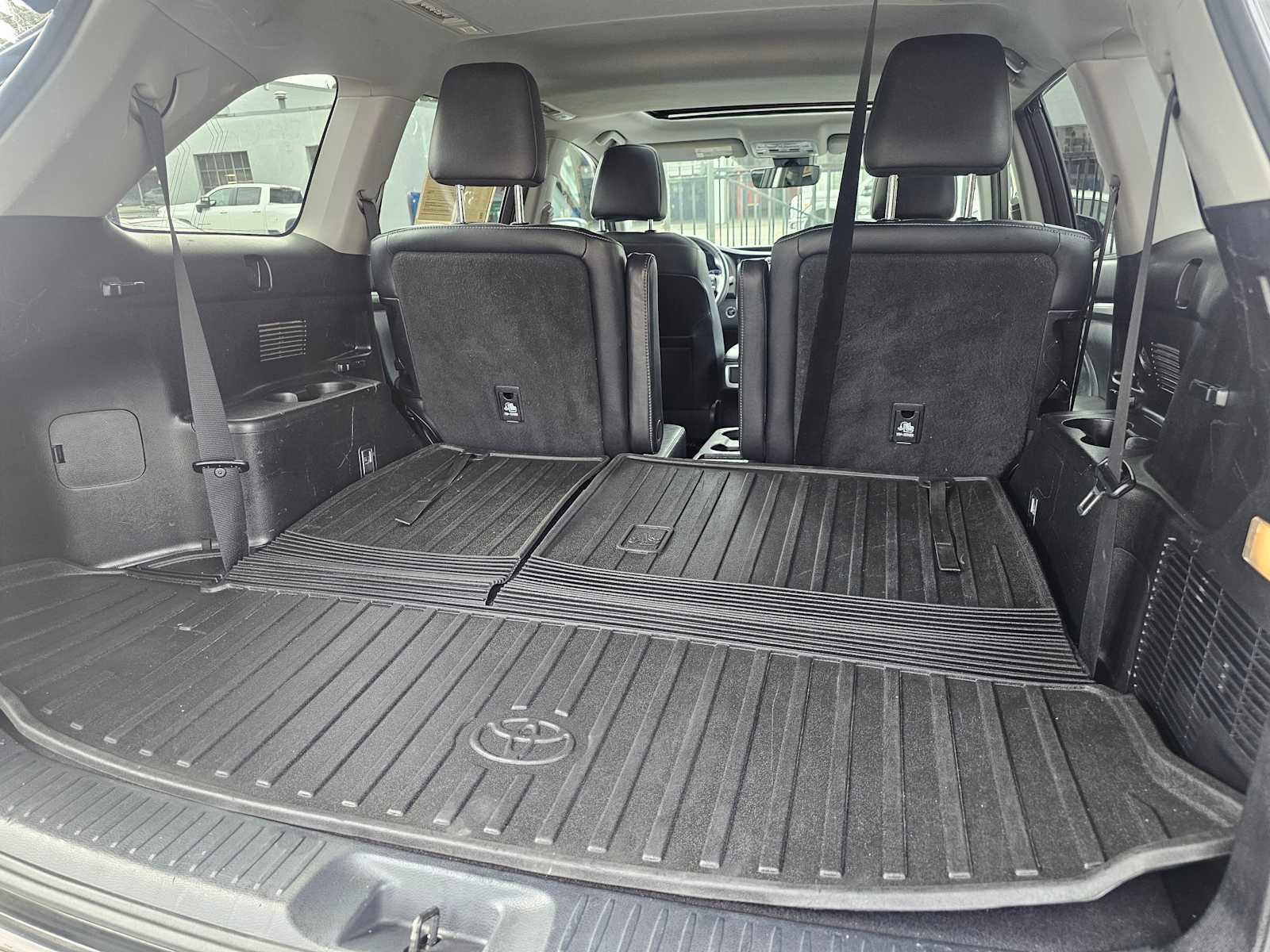 Used 2017 Toyota Highlander SE AWD/4WD image 16
