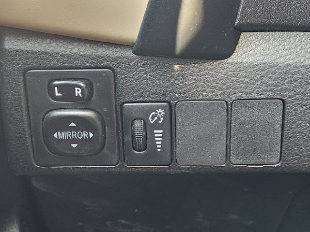 Used 2018 Toyota Corolla LE FWD image 15