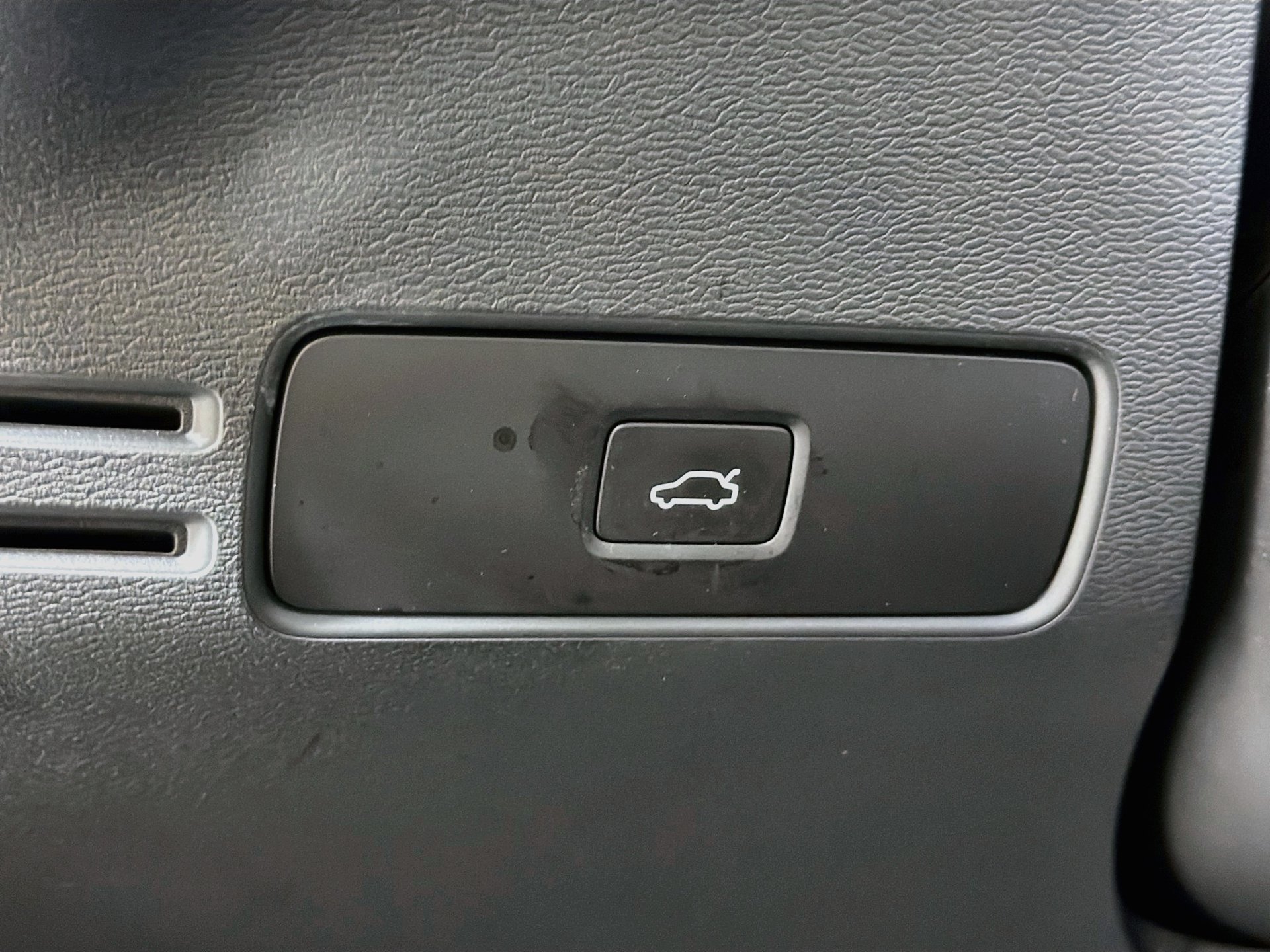 Certified 2023 Volvo C40 Recharge Core AWD/4WD image 11