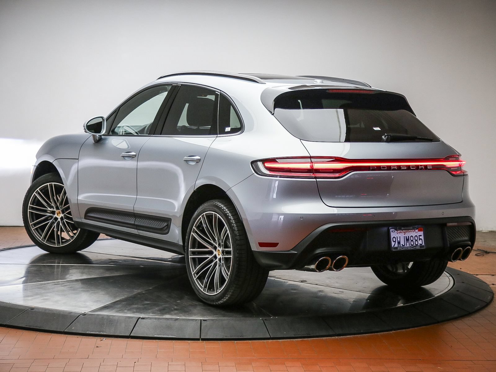 Certified 2026 Porsche Macan AWD/4WD image 3