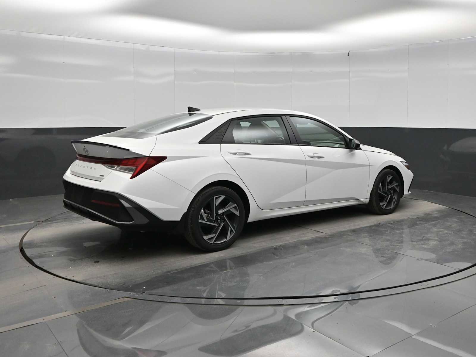 Used 2025 Hyundai Elantra SEL FWD image 7