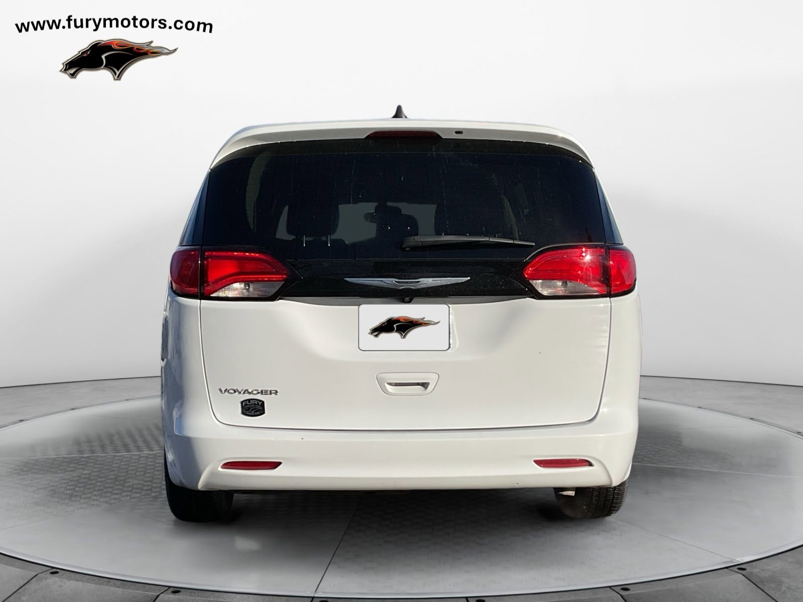 Used 2023 Chrysler Voyager LX image 4