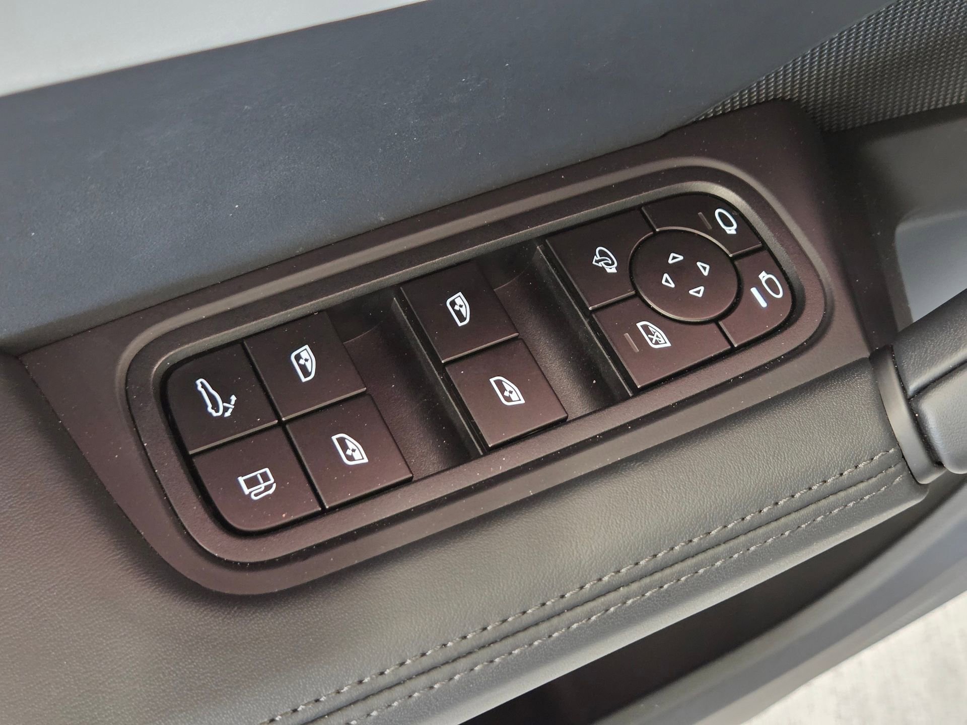 Certified 2026 Porsche Cayenne E-Hybrid Coupe AWD/4WD image 15