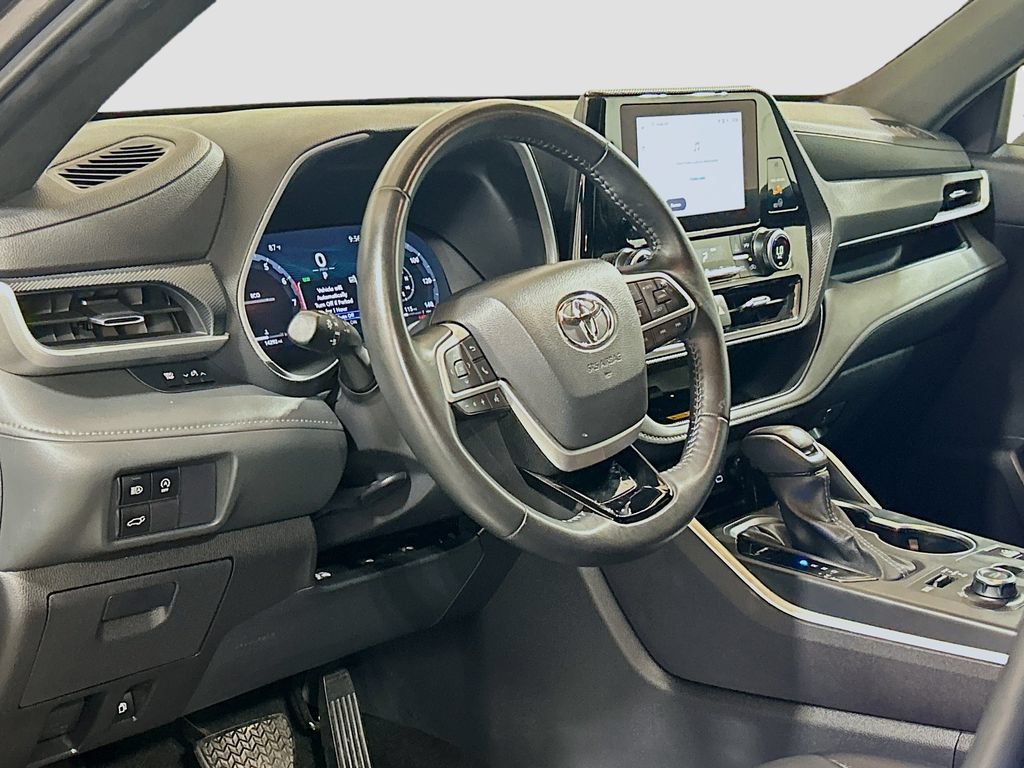 Used 2025 Toyota Highlander XSE AWD/4WD image 7