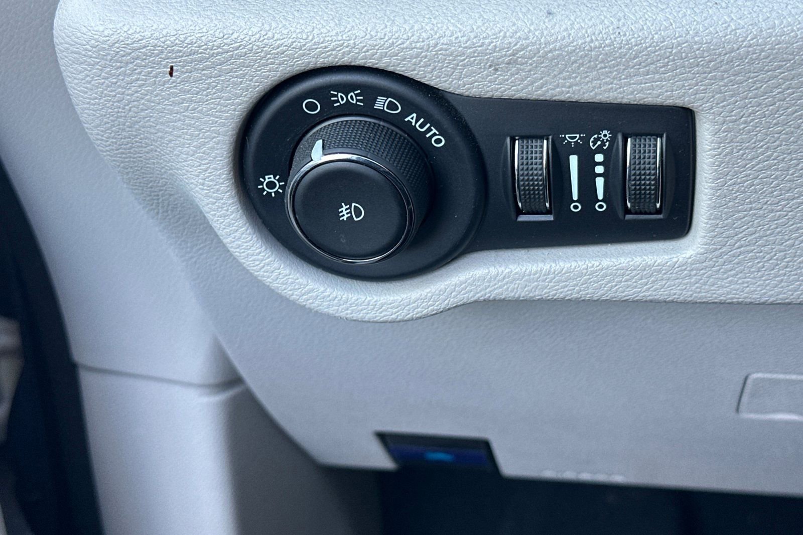 Used 2023 Chrysler Pacifica Touring-L image 31