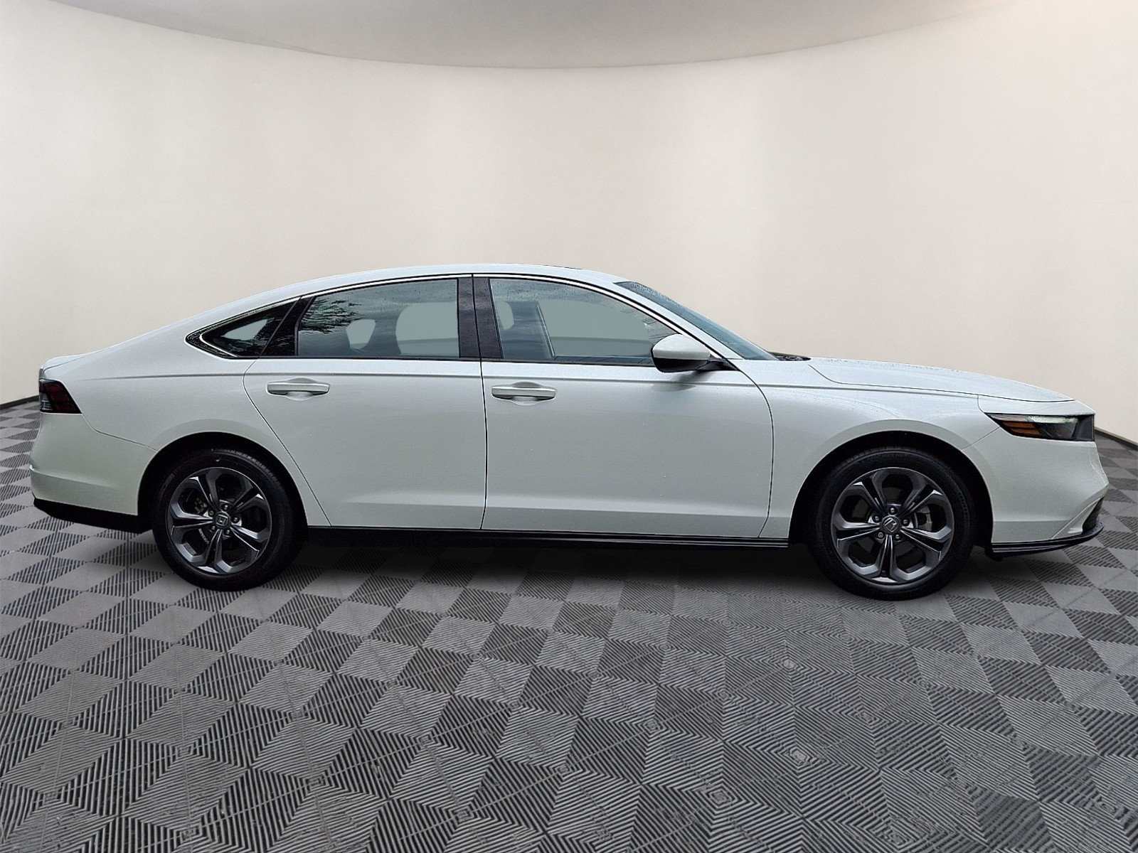 Used 2023 Honda Accord EX image 7