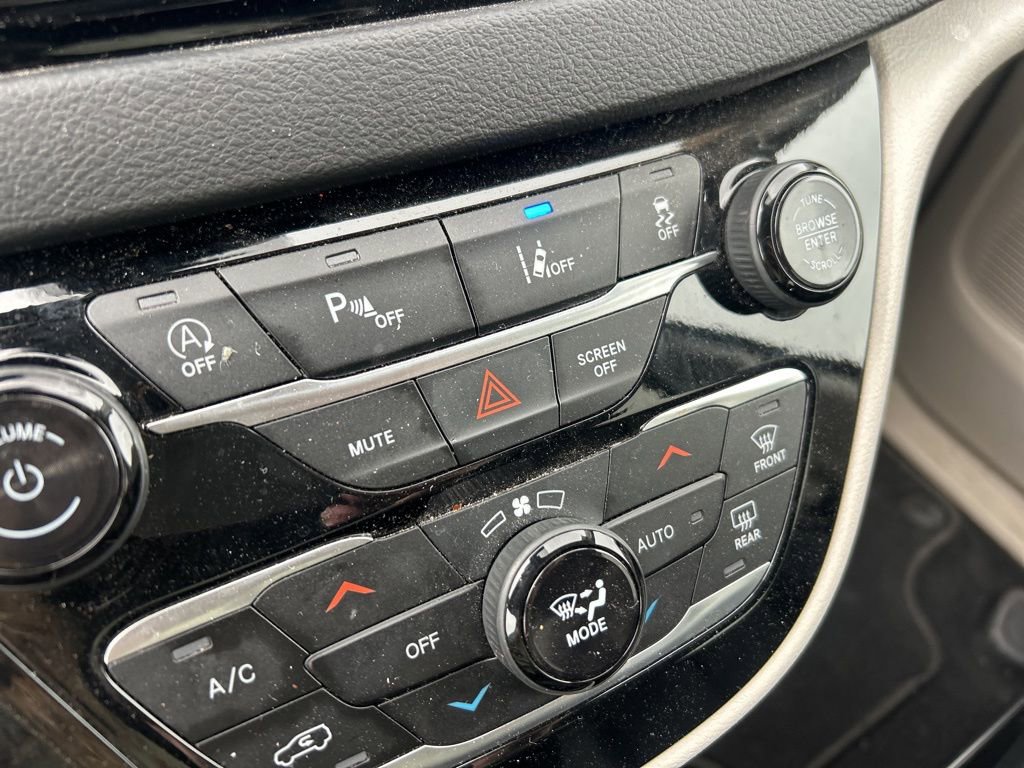 Certified 2024 Chrysler Pacifica Touring-L FWD image 14