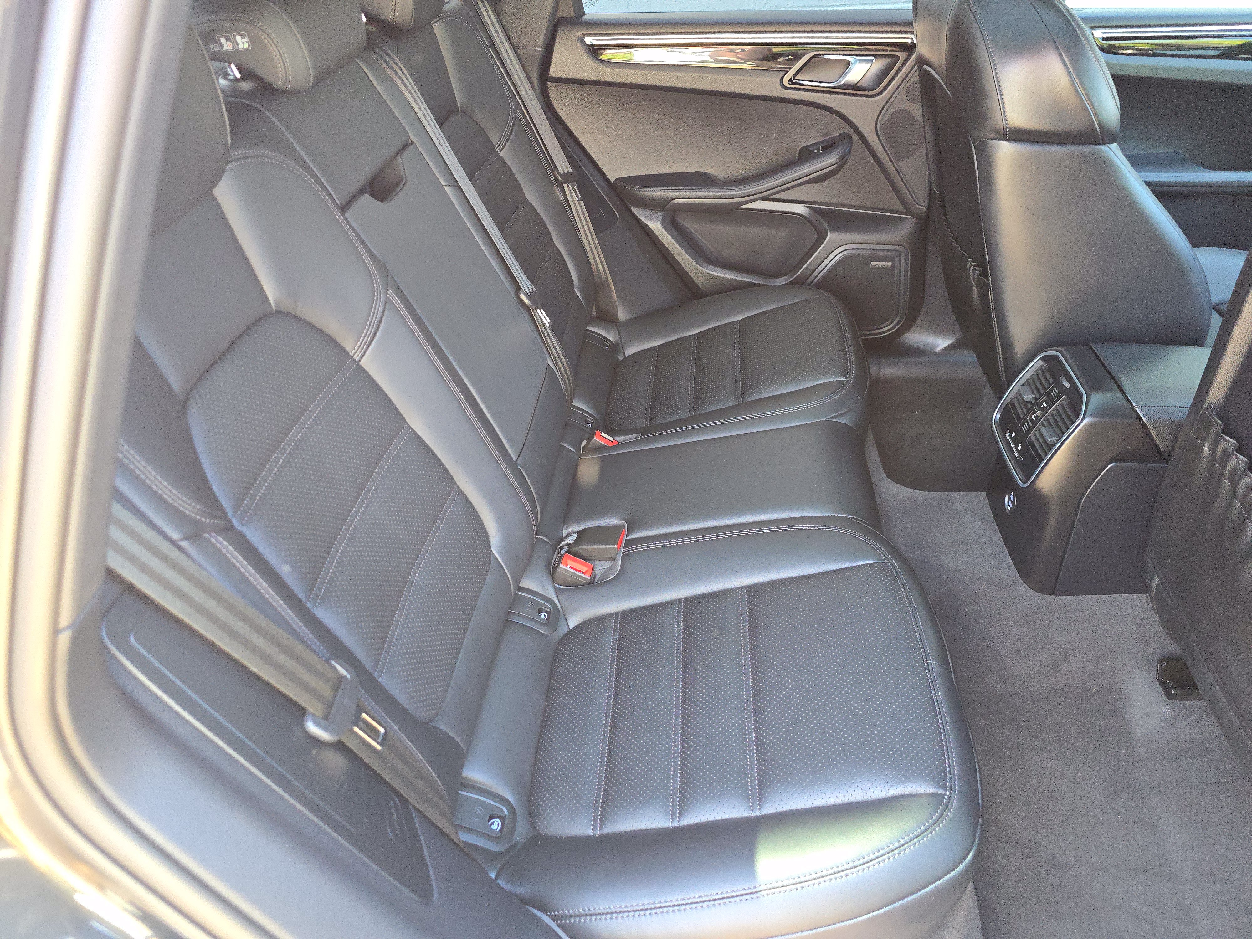Certified 2026 Porsche Macan AWD/4WD image 19