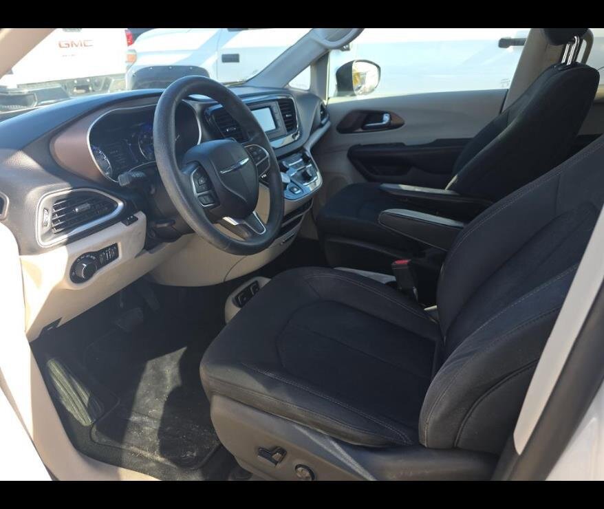 Used 2017 Chrysler Pacifica Touring image 3