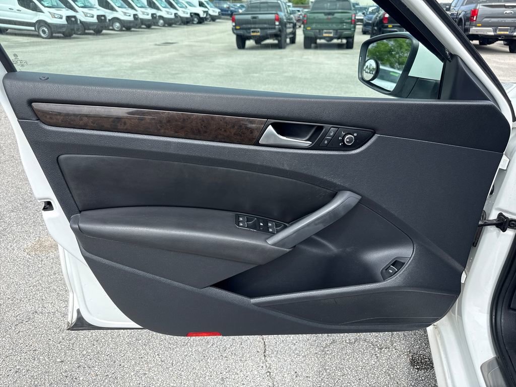 Used 2014 Volkswagen Passat 1.8T SEL Premium FWD image 12