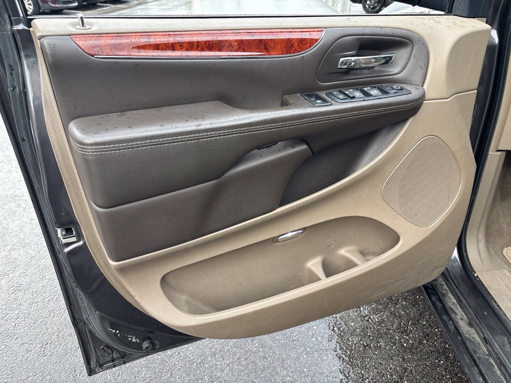 Used 2016 Chrysler Town & Country Touring FWD image 7