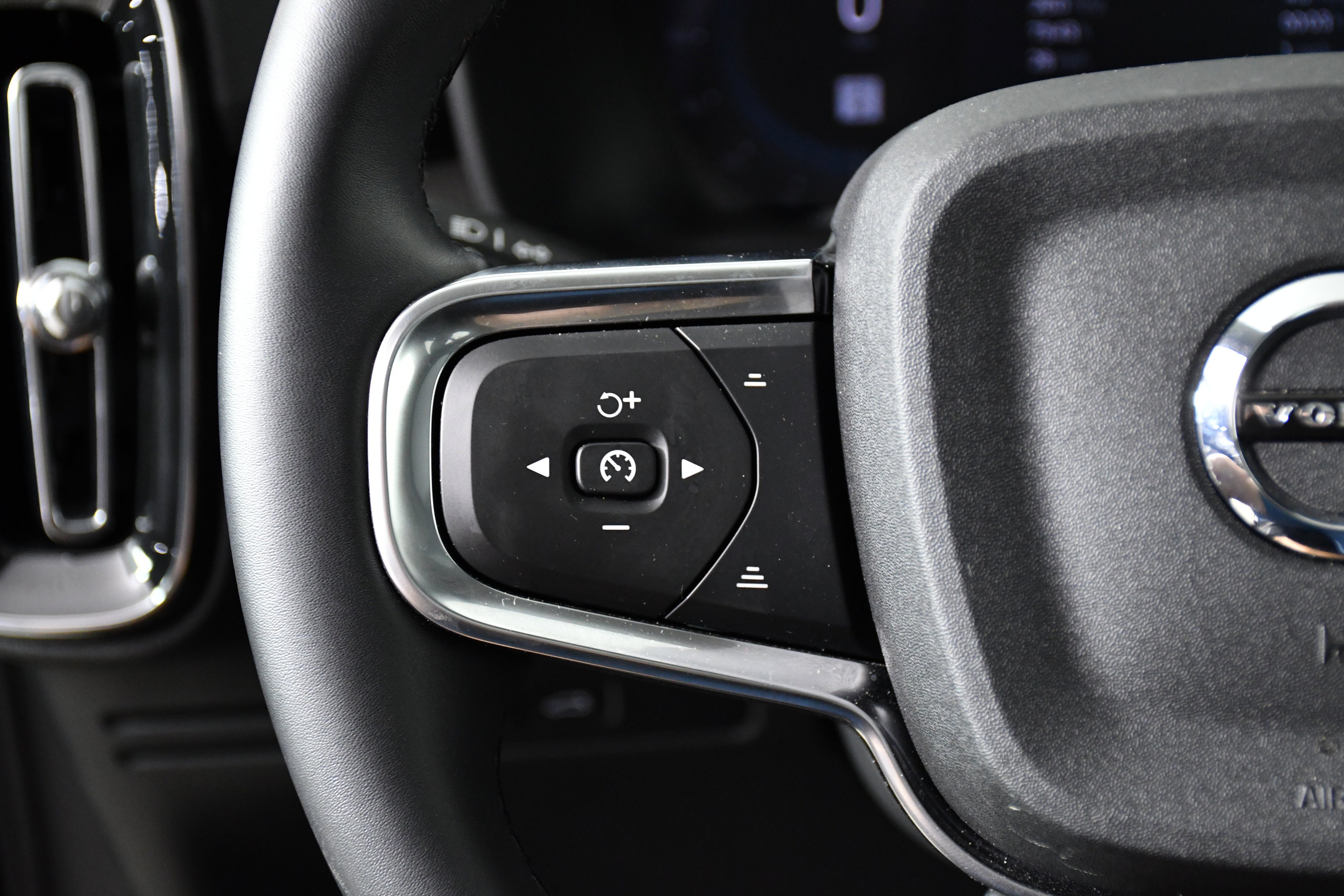 Used 2025 Volvo XC40 B5 Plus image 11