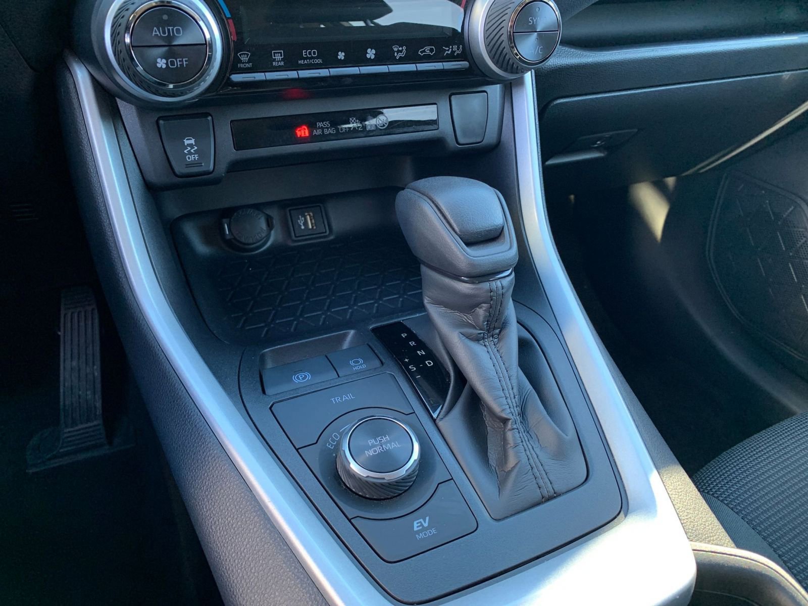 Used 2025 Toyota RAV4 LE image 40