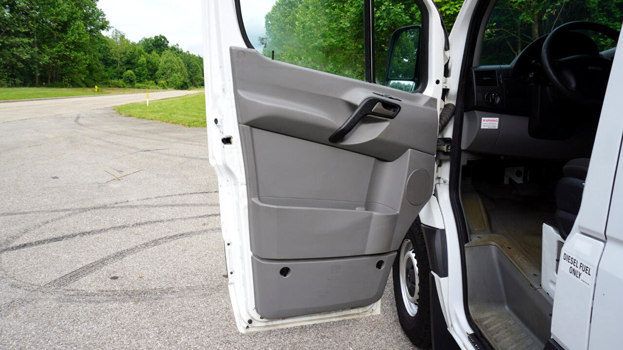 Used 2015 Freightliner Sprinter 2500 image 24