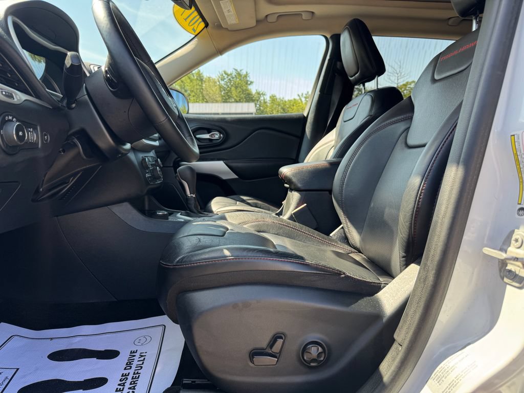 Used 2017 Jeep Cherokee Trailhawk AWD/4WD image 19