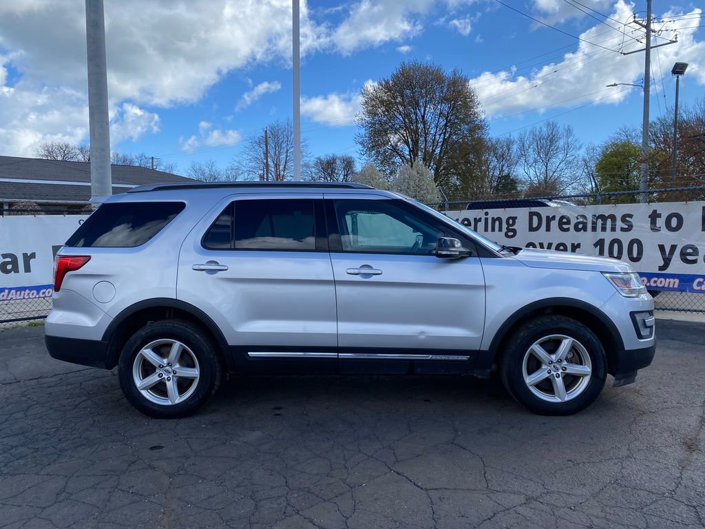 Used 2017 Ford Explorer XLT w/ Equipment Group 202A AWD/4WD image 2