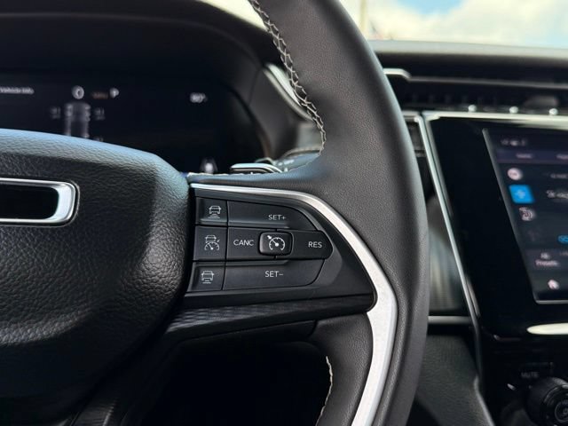 Used 2025 Jeep Grand Cherokee Altitude AWD/4WD image 8