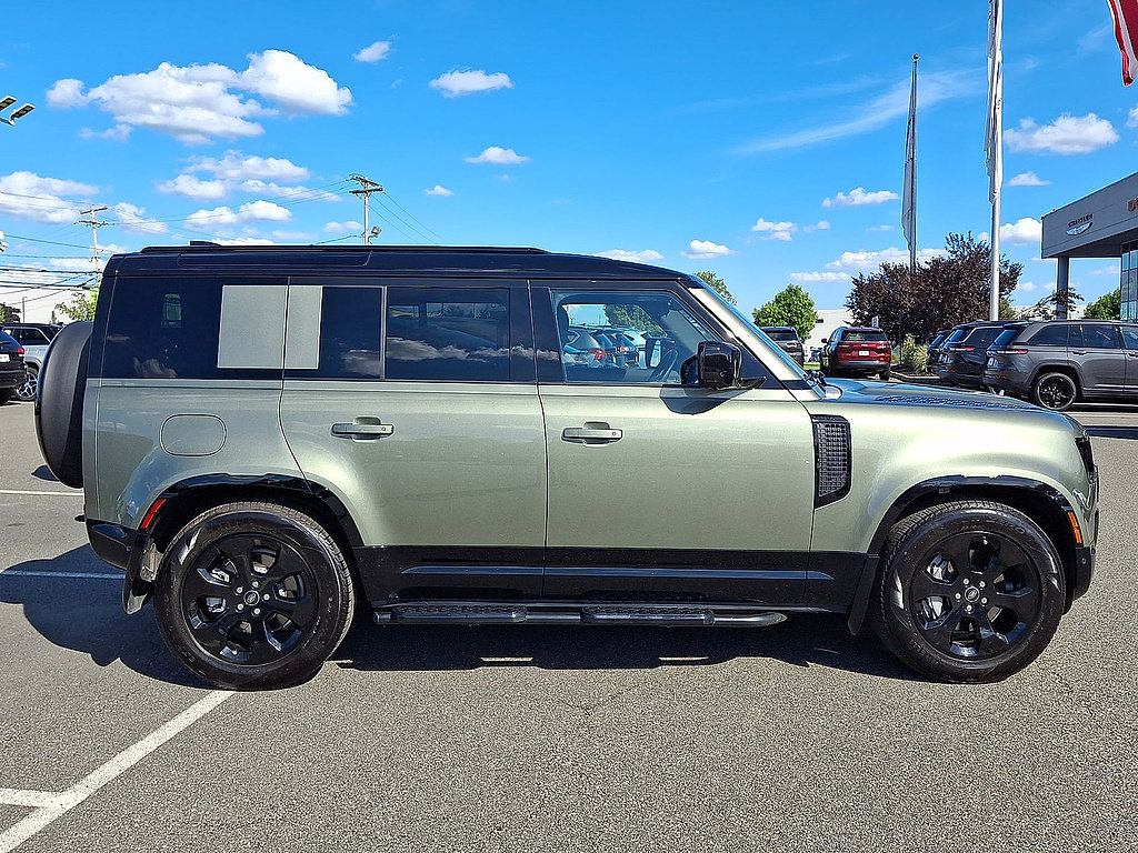 Used 2025 Land Rover Defender 110 X-Dynamic SE AWD/4WD image 32