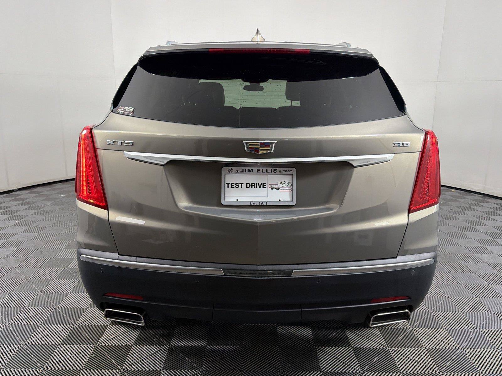 Used 2018 Cadillac XT5 Luxury w/ Driver Awareness Package FWD image 5