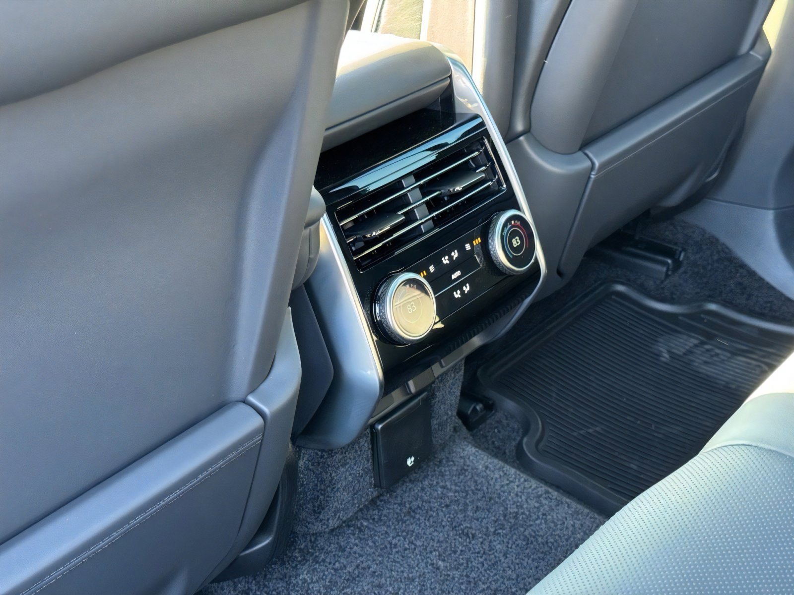 New 2025 Land Rover Range Rover SE image 14