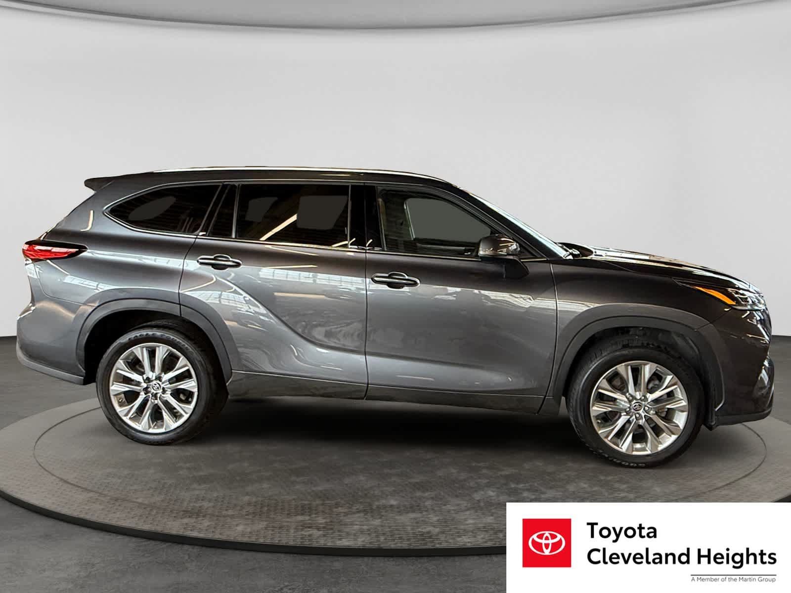 Used 2023 Toyota Highlander Limited FWD image 5