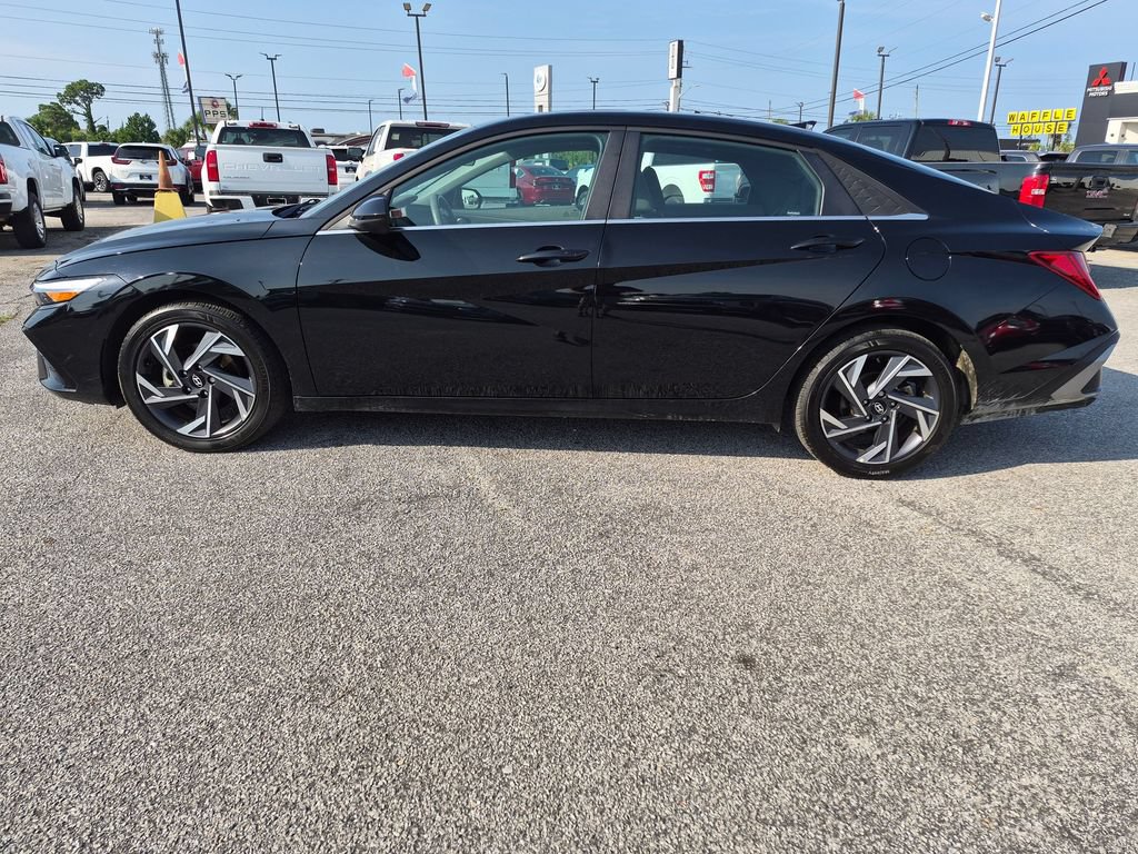 Used 2024 Hyundai Elantra SEL w/ Convenience Package FWD image 9