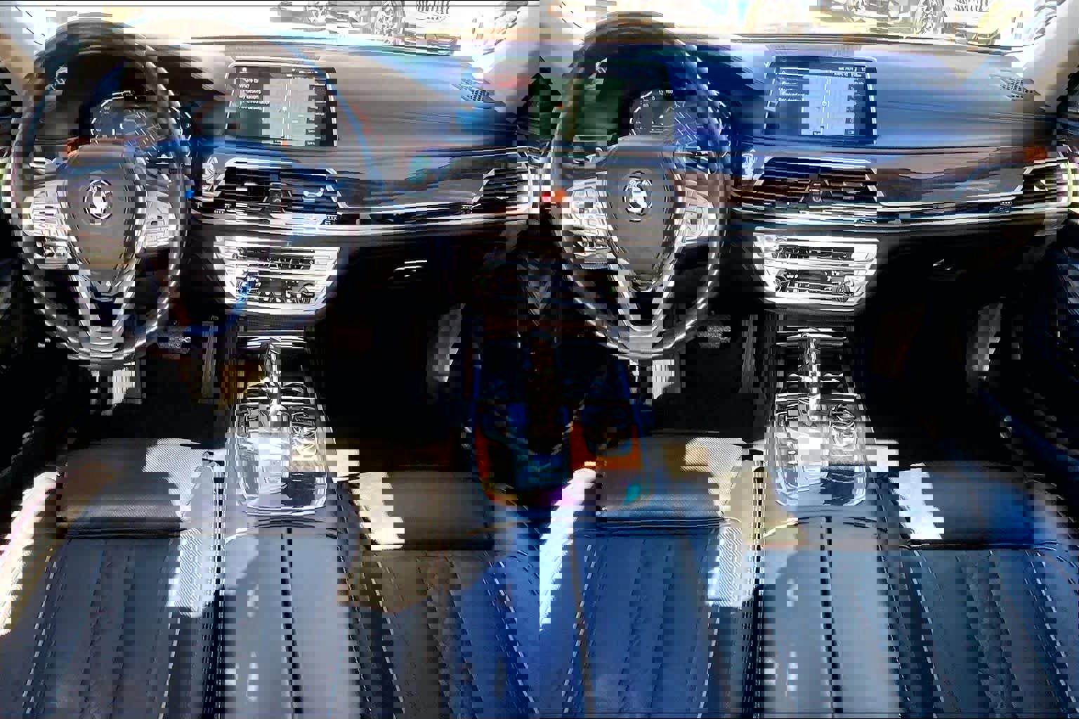 Used 2021 BMW 750i xDrive w/ Luxury Rear Seating Package image 14