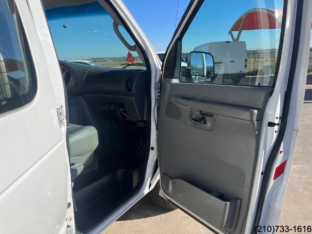 Used 2006 Ford E-350 and Econoline 350 Super Duty RWD image 32