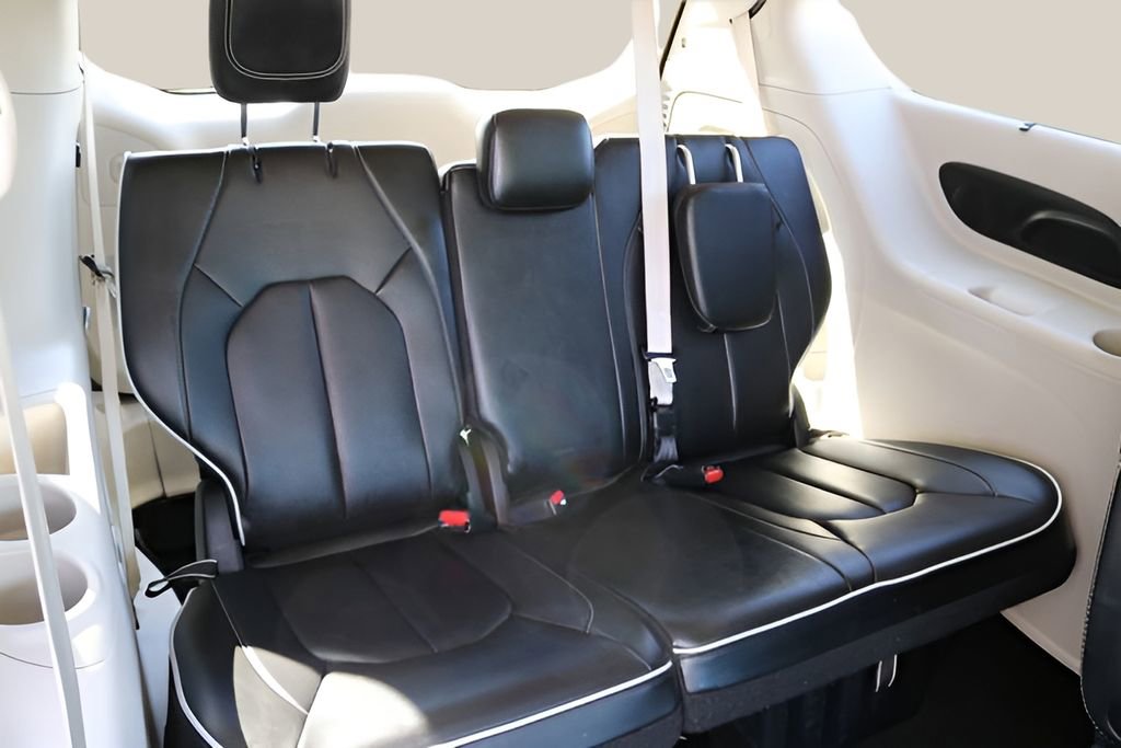 Used 2023 Chrysler Pacifica Limited image 19