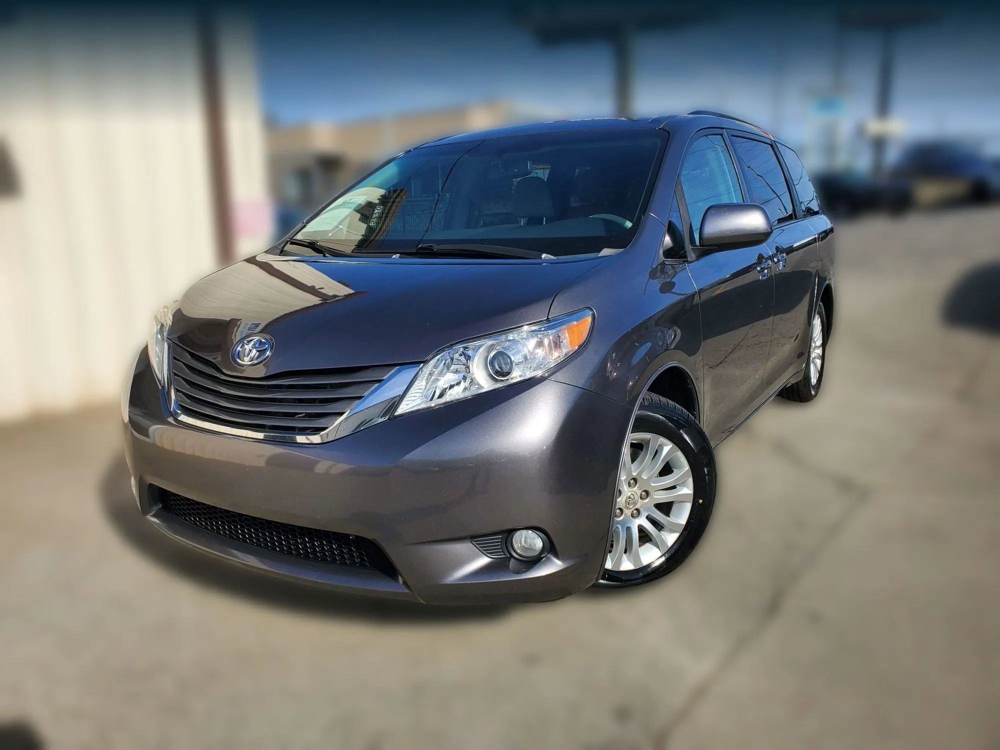 Used 2012 Toyota Sienna XLE w/ XLE Navigation Pkg FWD image 2