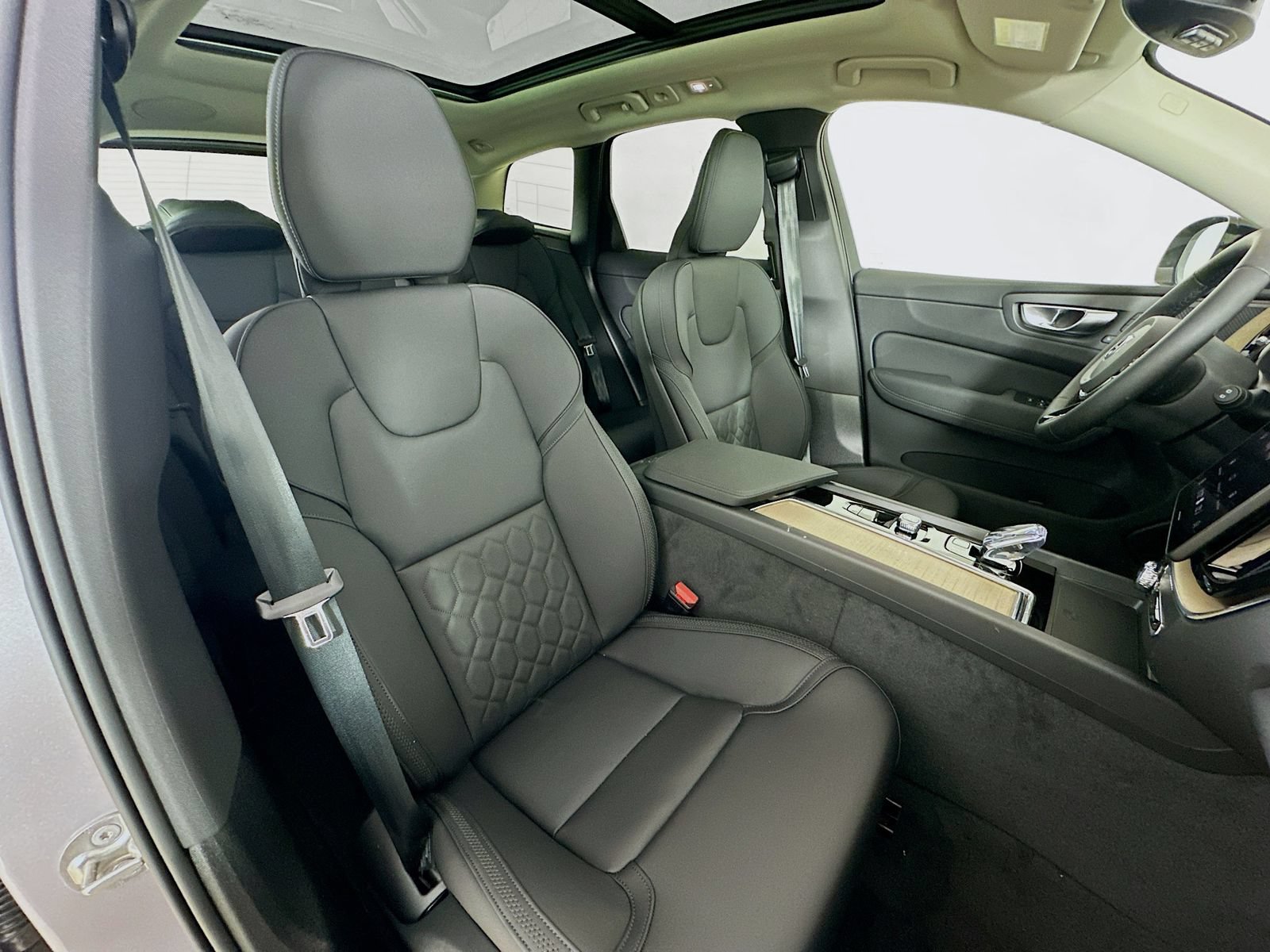 New 2026 Volvo XC60 B5 Plus w/ Protection Package Premier AWD/4WD image 47